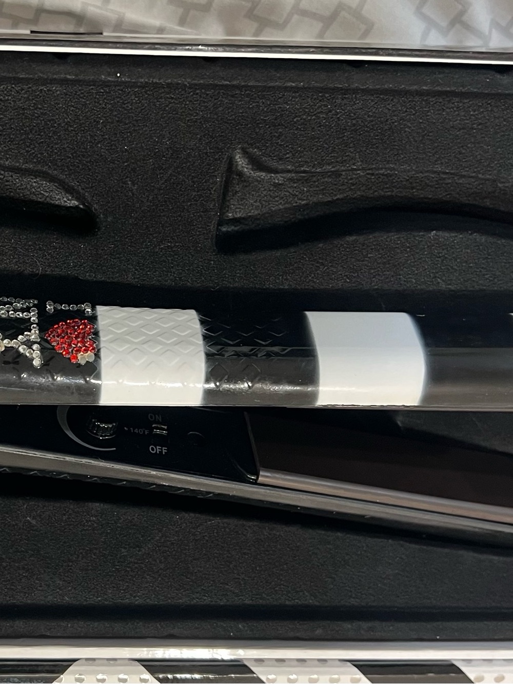 amika I Love New York Ceramic Styler – Black & White